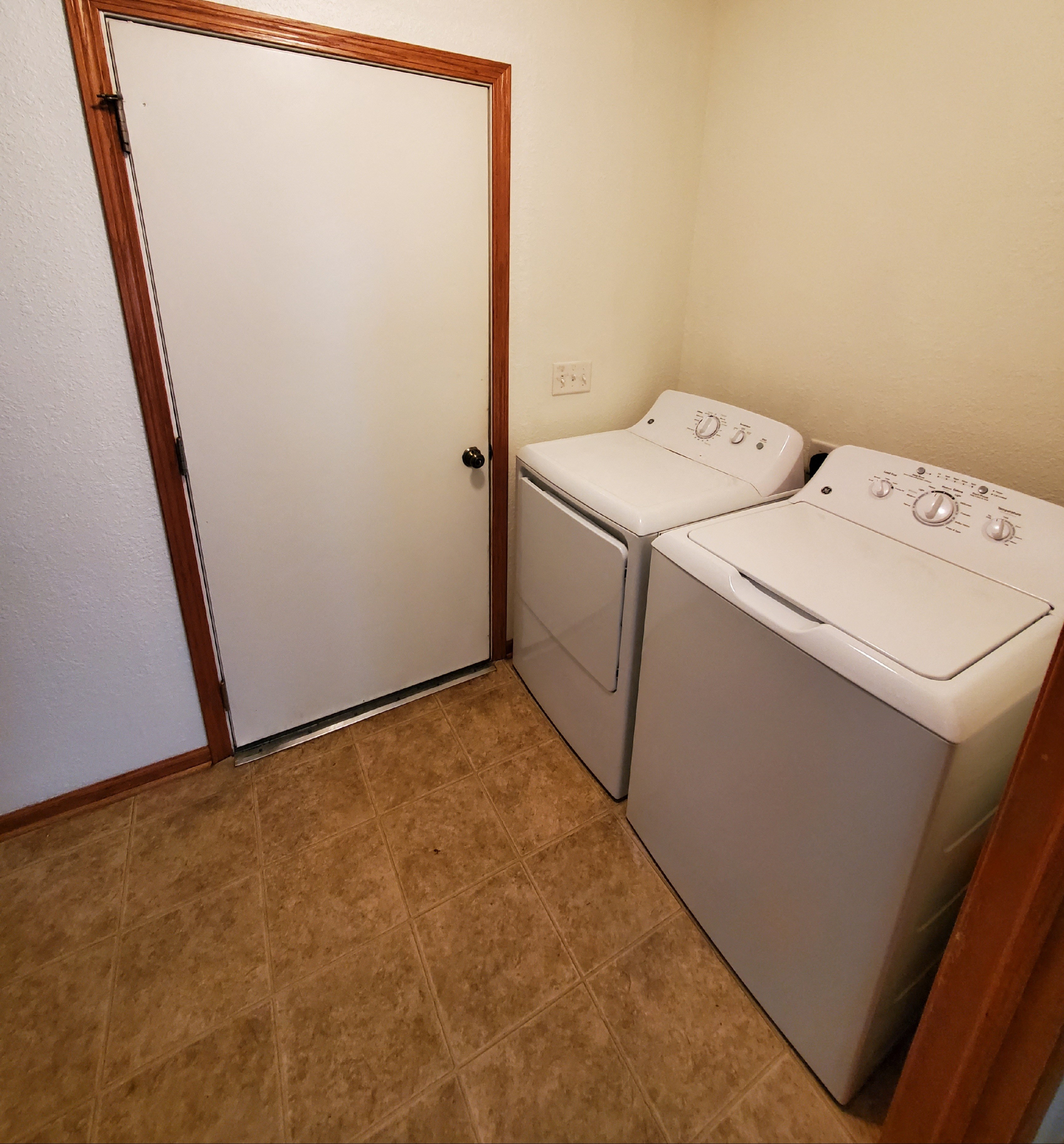Laundry Room Full size washer/Dryer